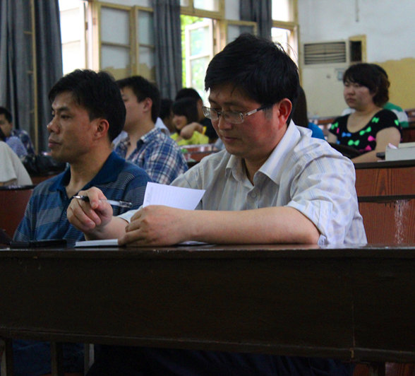 船山学院副院长何啸峰老师认真记下同学们的问题
